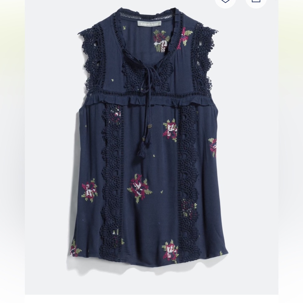PALE SKY
Nye Crochet Trim Embroidery Top